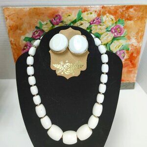 3/$30 Vintage 50s white Lucite plastic beaded graduated choker necklace Earrings